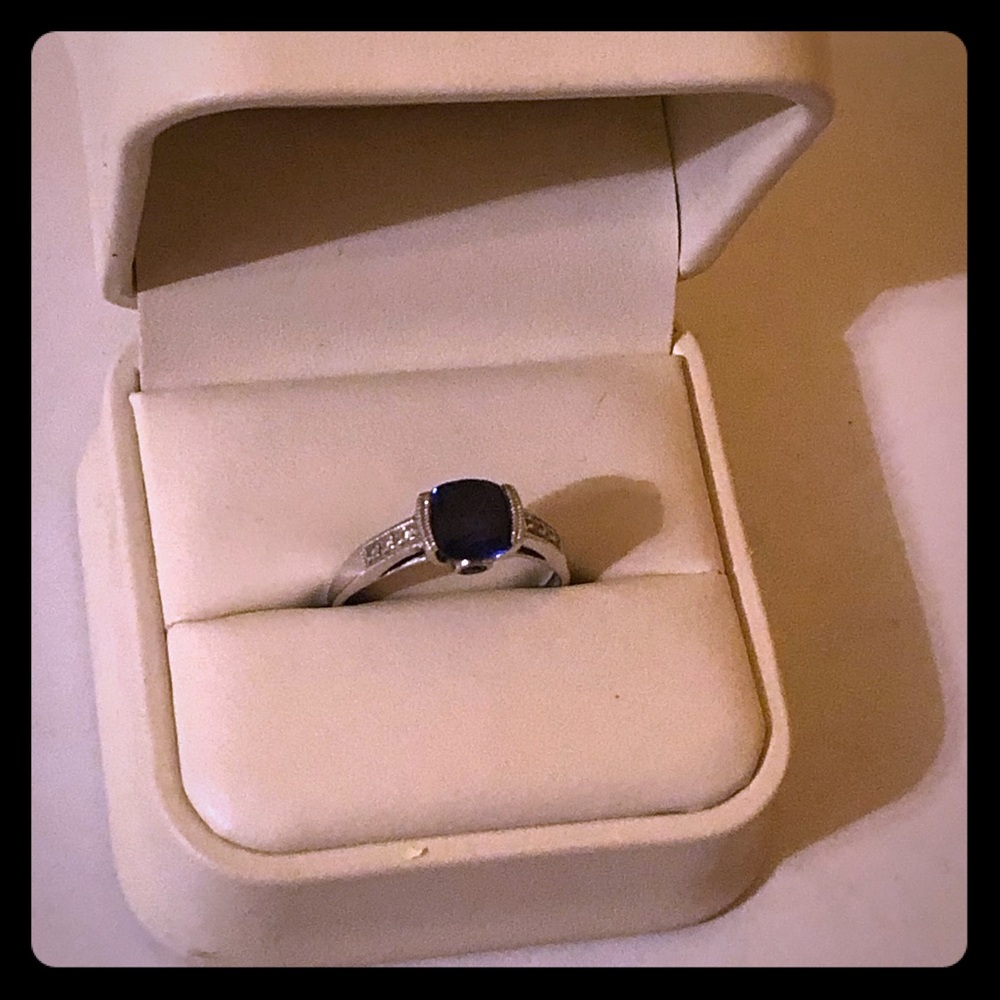 Beautiful Sapphire ring with unique silver setting